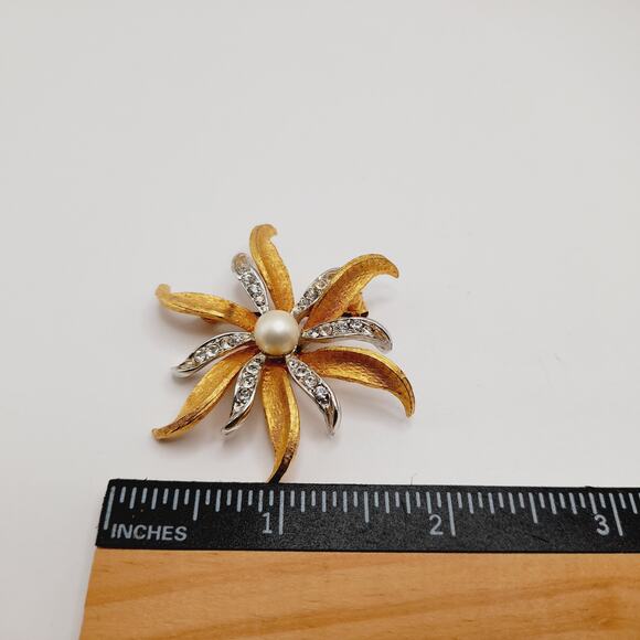 Judy Lee Gold Silver Flower Brooch Faux Pearl Rhinestone Vintage Pin - Picture 8 of 8
